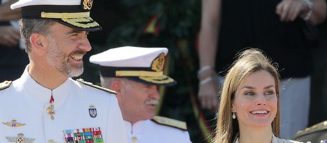 Los Reyes de España durante un acto conmemorativo en la Escuela Naval de Marín