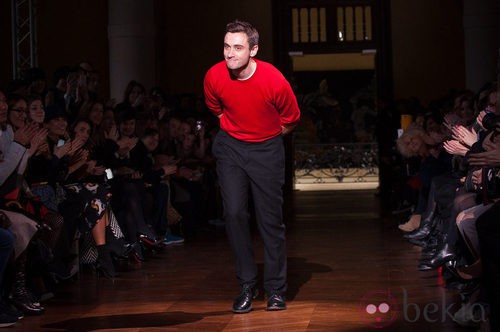 El diseñador Guillaume Henry tras un desfile de Carven