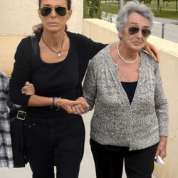Lydia Bosch con su madre en el tanatorio de su padre