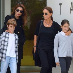 Lydia Bosch con sus hijos y Paloma Cuevas en el tanatorio de su padre