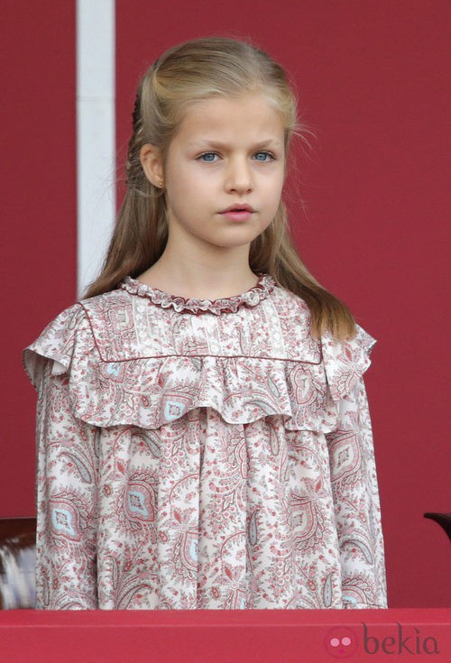 La Princesa Leonor con un vestido en granate y estampado floral en el desfile de las Fuerzas Armadas