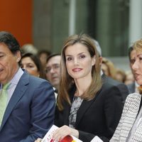 La Reina Letizia, sonriente en la presentación de la guia 'Cuídate, corazón'