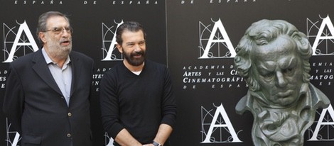 Antonio Banderas junto a Enrique González Macho en la rueda de prensa del Goya de Honor 2015