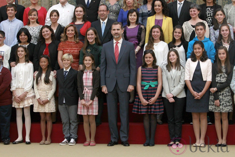 El Rey Felipe por primera vez con los ganadores del concurso '¿Qué es un Rey para ti?'