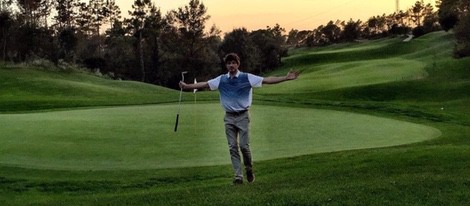 Andrés Velencoso jugando al golf