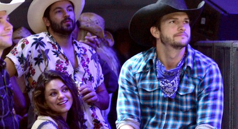 Ashton Kutcher y Mila Kunis en el Festival de Música Country de California