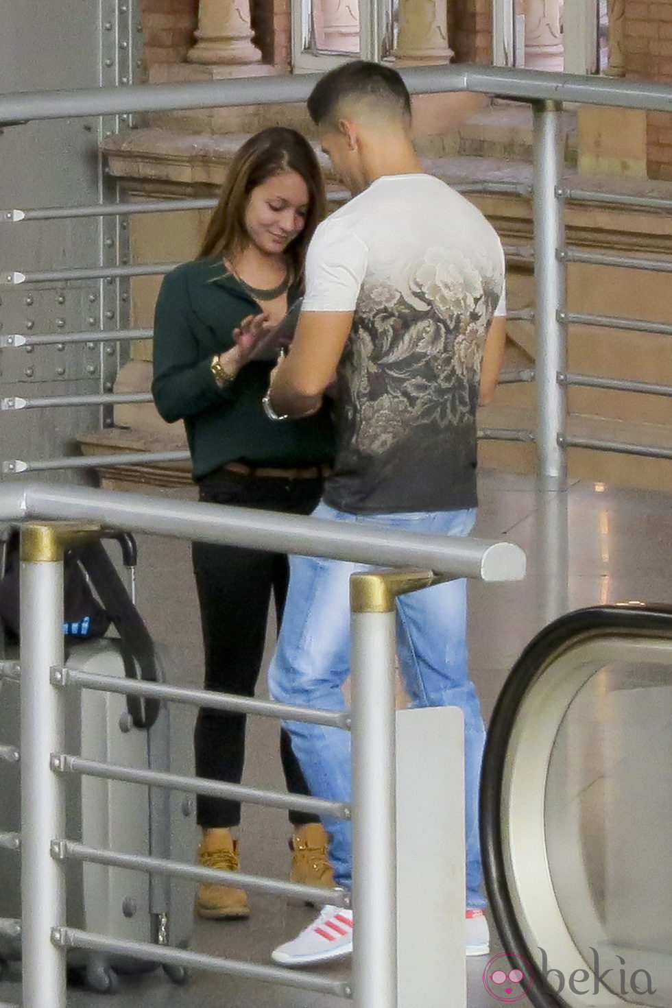 Los concursantes Alejandro y Estela de 'Adán y Eva' en la estación de Atocha