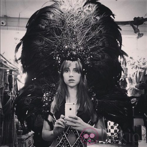 Suki Waterhouse posando con un diseño propio de un desfile de Victoria's Secret