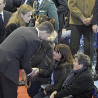 Los Reyes Felipe y Letizia consuelan a los familiares de los fallecidos en el accidente de autobús en Cieza