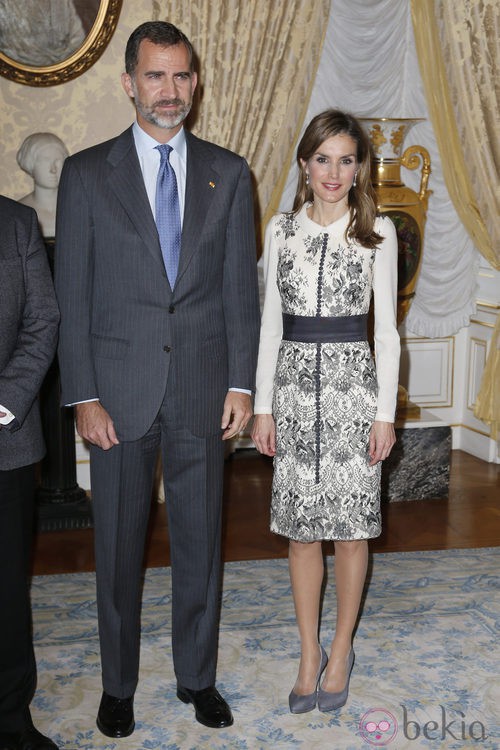 La Reina Letizia con un vestido con detalles florales de Felipe Varela junto al Rey Felipe VI