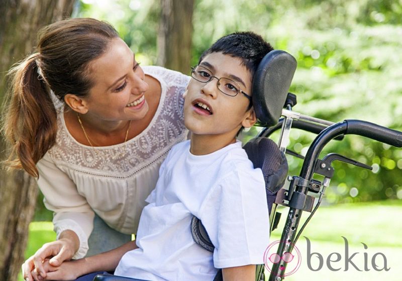 Michelle Jenner posa junto a un niño con discapacidad para el calendario solidario del Hospital de San Rafael