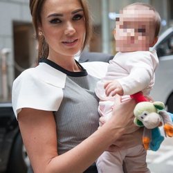 Tamara Ecclestone acude, con su hija Sophia, a una reunión promocional en Hong Kong