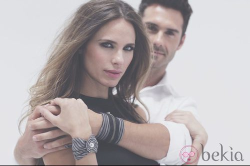 Vanesa Romero y su hermano posan con pulseras de Namdalay