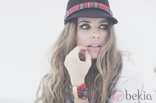 Vanesa Romero con sombrero y pulsera a juego de Namdalay