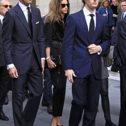 Fernando Fitz-James Stuart, Javier Martínez de Irujo e Inés Domecq en el funeral de la Duquesa de Alba