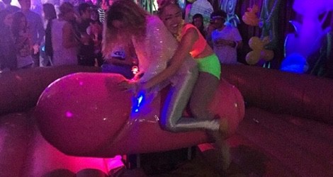 Miley Cyrus en su fiesta de 22 cumpleaños