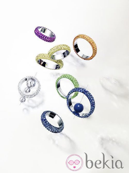 Anillos de colores con incrustaciones de pedrería de la firma Swarovski