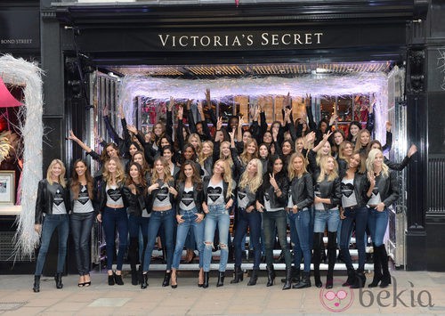 Los Ángeles de Victoria's Secret posan frente a una de sus tiendas en Londres