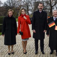Los Reyes Felipe y Letizia con el presidente de Alemania y su esposa en su primer viaje a Berlín como Reyes