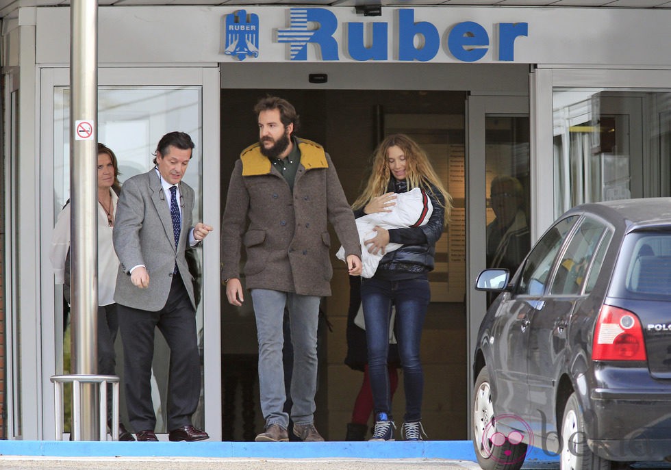 Borja Thyssen y Blanca Cuesta abandonan el hospital con su hija Kala