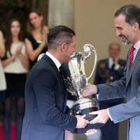 El Rey Felipe VI galardona al Cholo Simeone en los Premios Nacionales del Deporte 2013