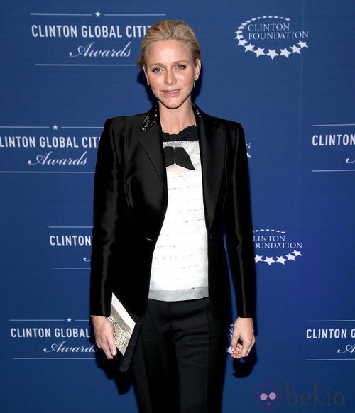 Charlene de Mónaco con un look masculino en blanco y negro durante su embarazo
