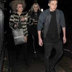 Brooklyn Beckham sale con dos amigas del Café Kaizen de Londres