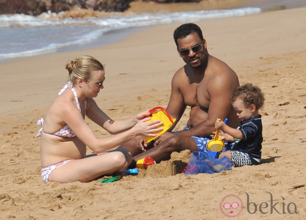 Alfonso Ribeiro y Angela Unkrich con su hija en las playas de Hawaii