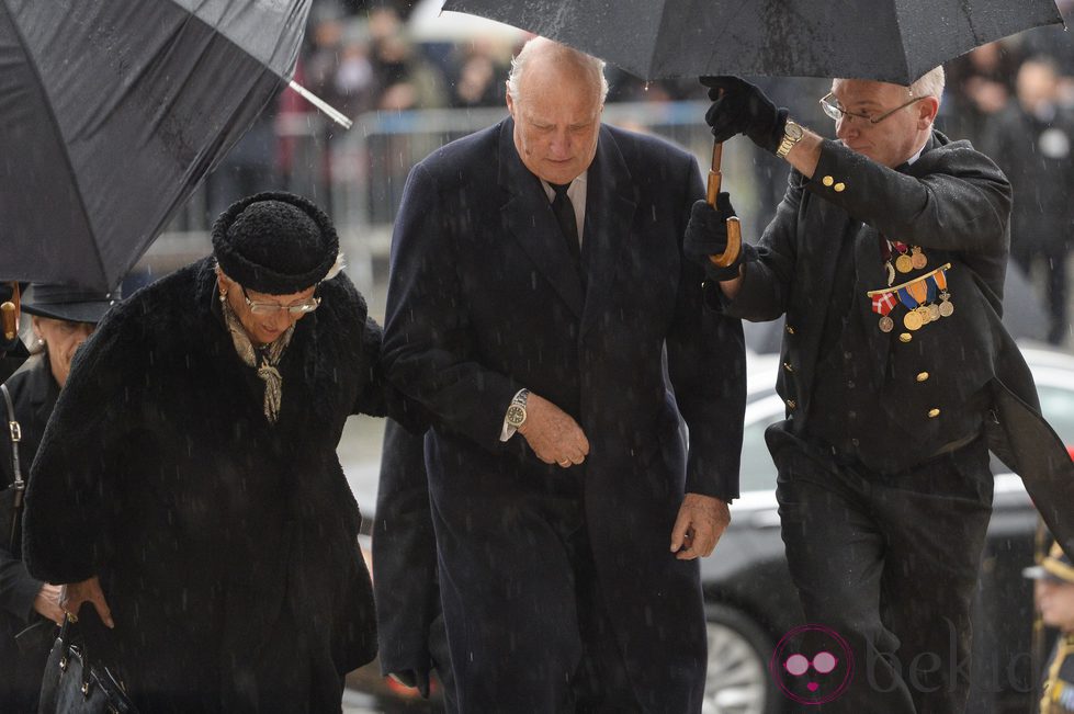 Astrid y Harald de Noruega en el funeral de Fabiola de Bélgica
