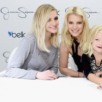 Ashlee y Jessica Simpson con Maxwell Drew Johnson en el Belk Galleria de Dallas