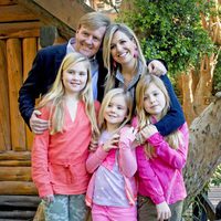 Guillermo Alejandro y Máxima de Holanda con sus hijas en su posado navideño en Argentina