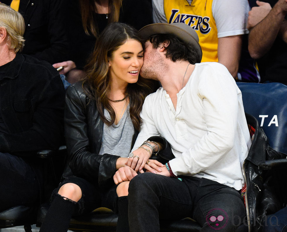 Ian Somerhalder besando a Nikki Reed durante un partido de la NBA