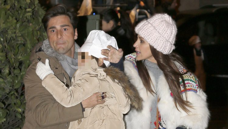 David Bustamante y Paula Echevarría con su hija Daniella en la Cabalgata de Reyes de Madrid 2015