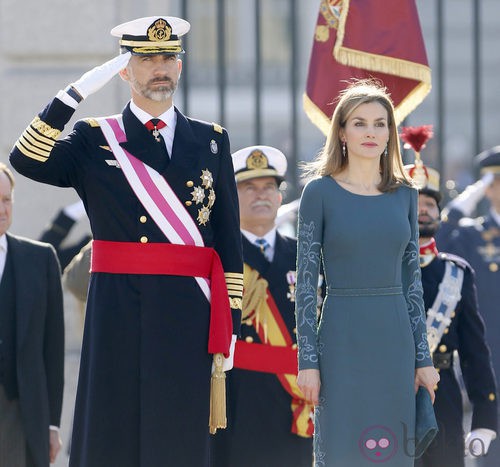 La Reina Letizia opta por un vestido largo para el día de la Pascua Militar
