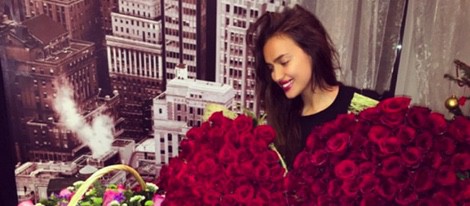 Irina Shayk recibe por su 29 cumpleaños decenas de rosas rojas