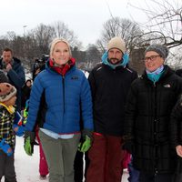 Haakon y Mette-Marit de Noruega en un acto oficial en la nieve