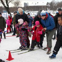 Haakon y Mette-Marit de Noruega ayudan a unos niños a esquiar