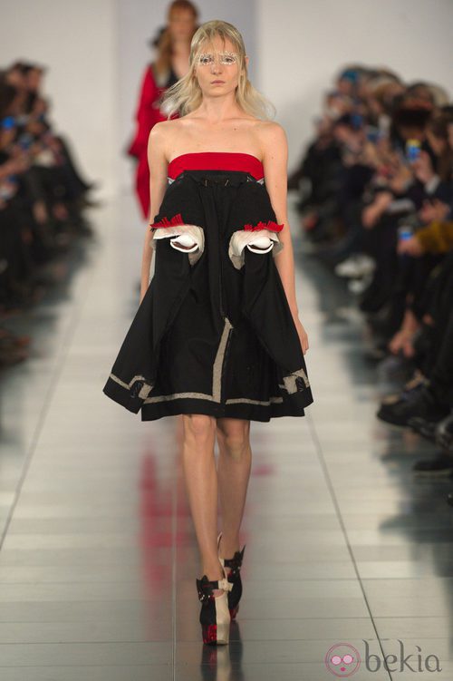 Vestido negro con detalles en rojo y blanco en el desfile de Alta Costura, de John Galliano, en Londres