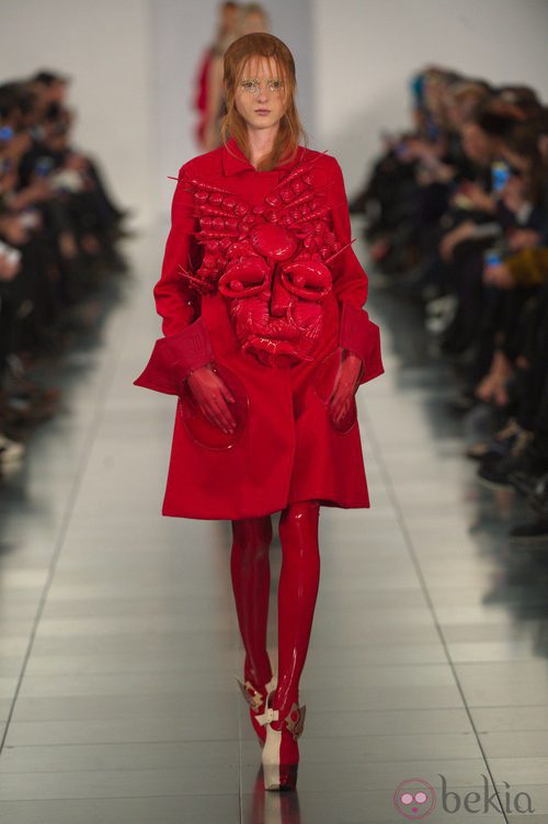 Abrigo rojo en el desfile de Alta Costura, de John Galliano, en Londres