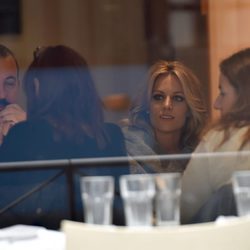 Edurne comiendo con unos amigos tras ser presentada como representante de España para Eurovisión 2015