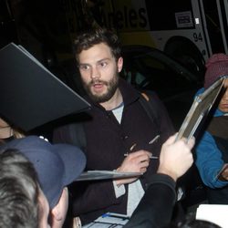Jamie Dornan agobiado por sus fans en el aeropuerto de Los Angeles