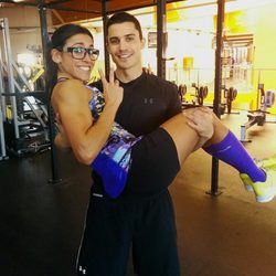 Álex González coge en brazos a Amaya Méndez