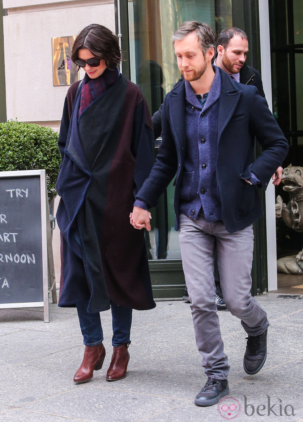 Anne Hathaway y Adam Shulman pasean por una calle de Nueva York