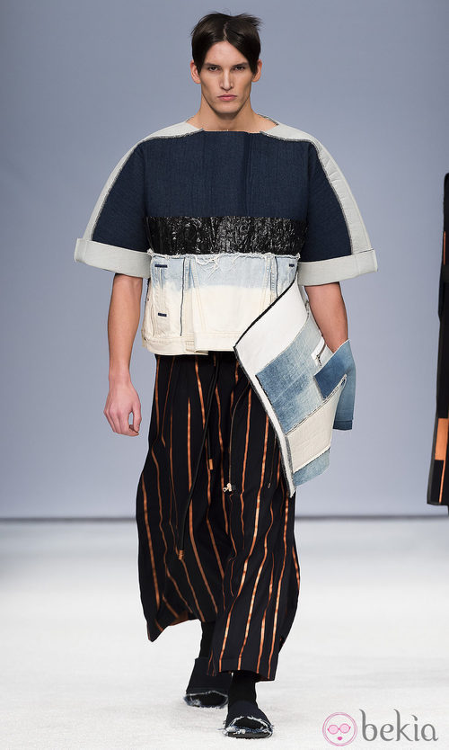 Pantalón y camiseta en color azul y negro de la colección de Ximon Lee en la Fashion Week de Estocolmo