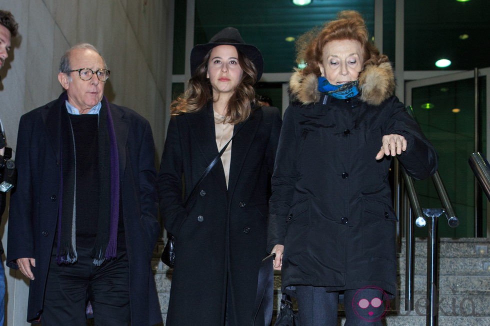 Emilio Gutiérrez Caba, Irene Escolar y Julia Gutiérrez Caba en el tanatorio de Amparo Baró