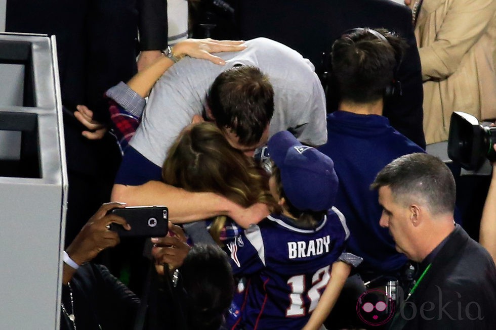 Tom Brady celebrando con Gisele Bundchen y su hijo Benjamin su victoria en la Super Bowl 2015