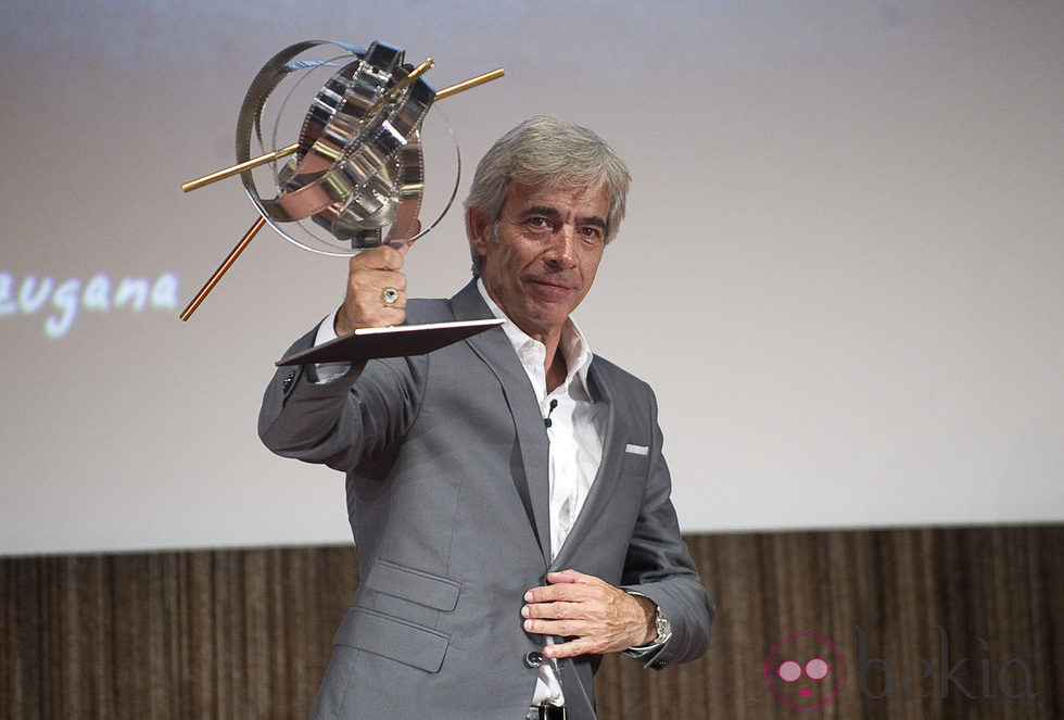 Imanol Arias con su premio 'Una Vida de Cine'