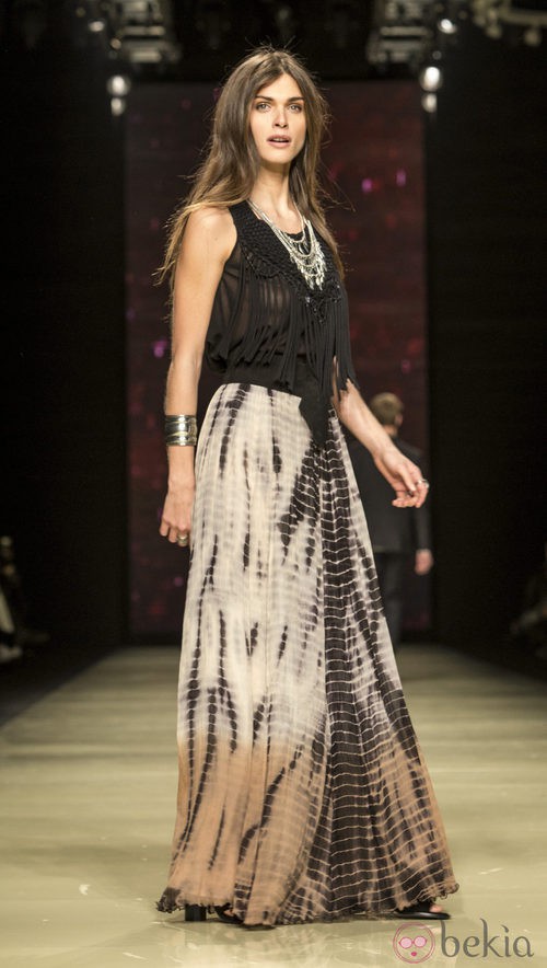 Elisa Sednaoui con una camiseta de flecos y una falda larga de Mango en el desfile de la 080 Barcelona Fashion 2015