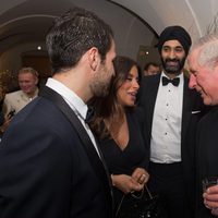 Cesc Fàbregas y Daniella Semaan charlando con el Príncipe Carlos en la British Asian Trust
