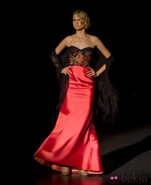 Vestido rojo y negro con mantón de Hannibal Laguna para otoño/invierno 2015/2016 en Madrid Fashion Week